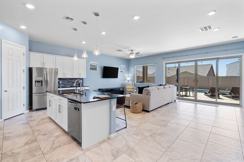 NEW!! GORGEOUS 4 Bed Desert Oasis with Pool!