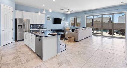 NEW!! GORGEOUS 4 Bed Desert Oasis with Pool!