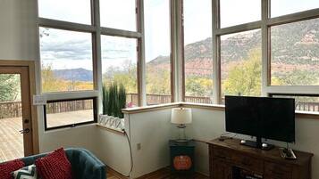 Télévision, cheminée, table de tennis de table