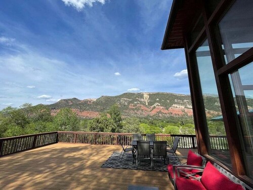 3BR Guest Home with Mountain Views, Large Deck