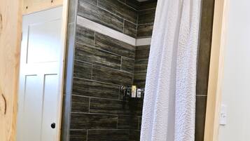 Een douche, handdoeken, zeep, shampoo