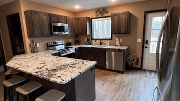 Private kitchen | Fridge, microwave, oven, stovetop