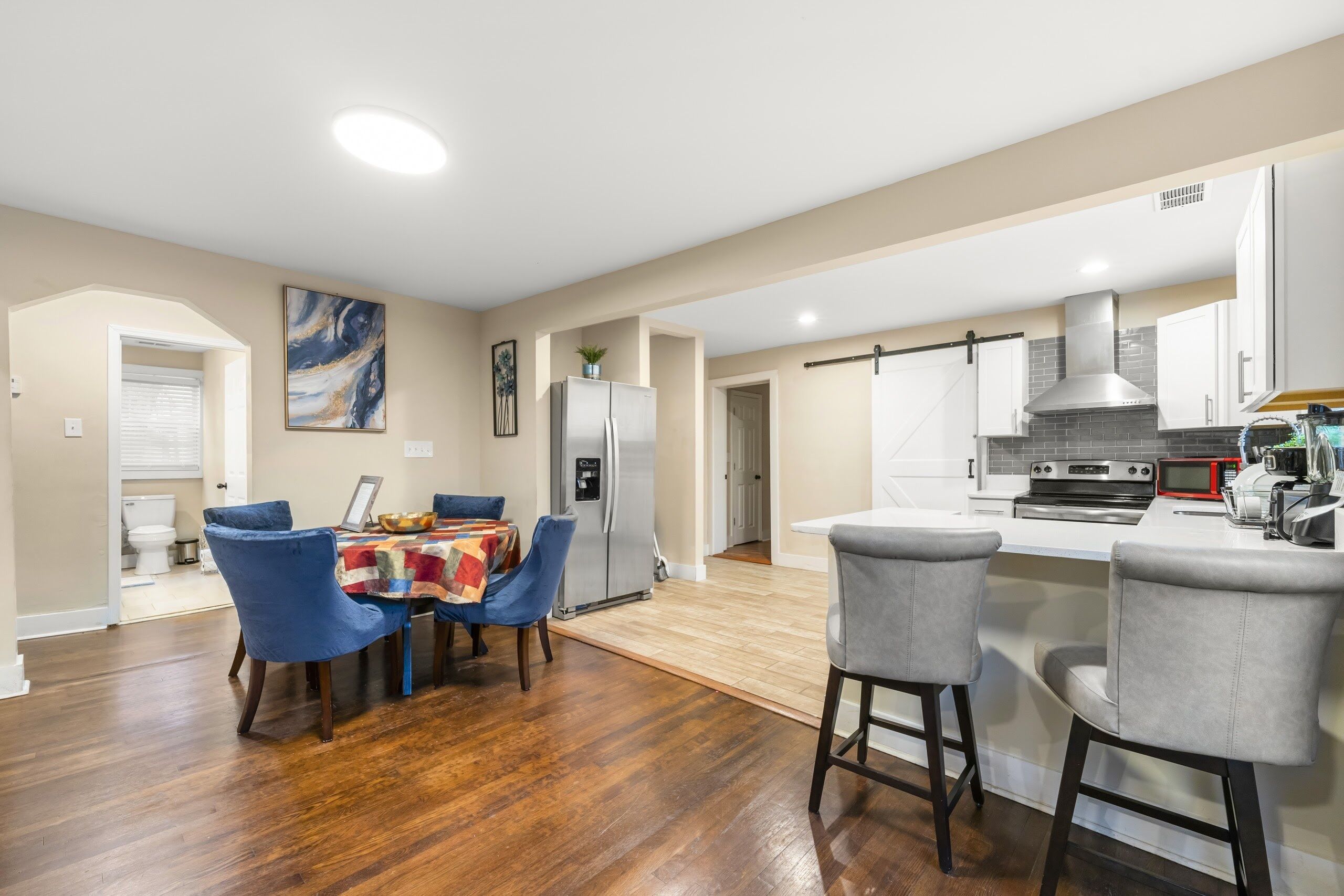 Réfrigérateur, micro-ondes, four, plaque de cuisson