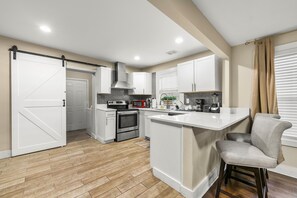 Kylskåp, mikrovågsugn, ugn och spishäll