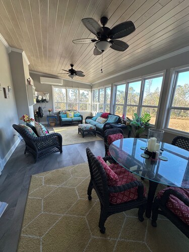 Lovely 2nd Floor Private Guest Suite with King Sized Bed at RV Resort Clubhouse