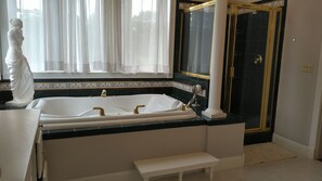 Dusche, Whirlpool, Handtücher, Seife