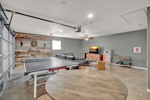 Téléviseur connecté, table de ping-pong, livres