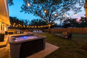 Terrace/patio - Fall Wine Escape - Walk to Main - GameRm + Hot Tub (Fredericksburg)