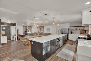 Fridge, microwave, oven, stovetop - Fall Wine Escape - Walk to Main - GameRm + Hot Tub (Fredericksburg)