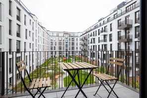 Outdoor dining - Sleek Mitte 2BR near Potsdamer Platz & Nollendorfplatz, by Blueground (Berlin)