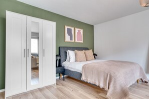 Iron/ironing board, WiFi, bed sheets