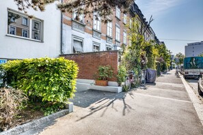 Property grounds - Amazing Iselin 1 Room w/ Storage, 1min to Local Market, by Blueground (Basel)
