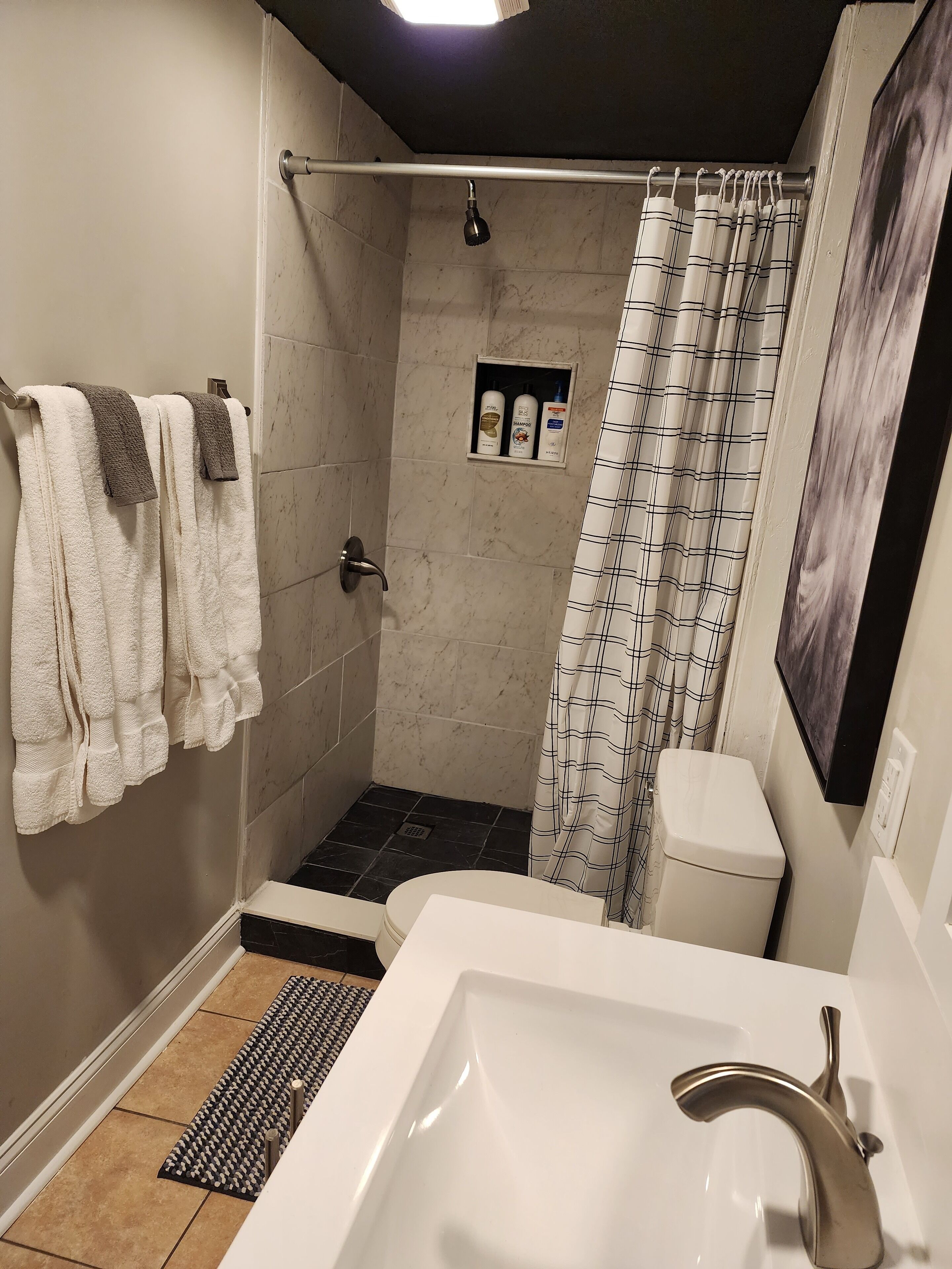 Een douche, een haardroger, handdoeken, zeep