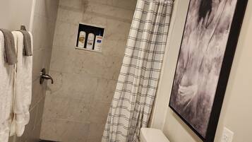 Ducha, secador de pelo, toallas y jabón