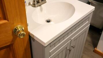 Tina, secadora de cabello, toallas, jabón