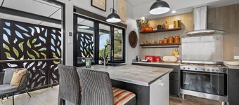 Cabane Tiny Tree House Gold Coast Hinterland STAY PLAY EAT RELAX REPEAT