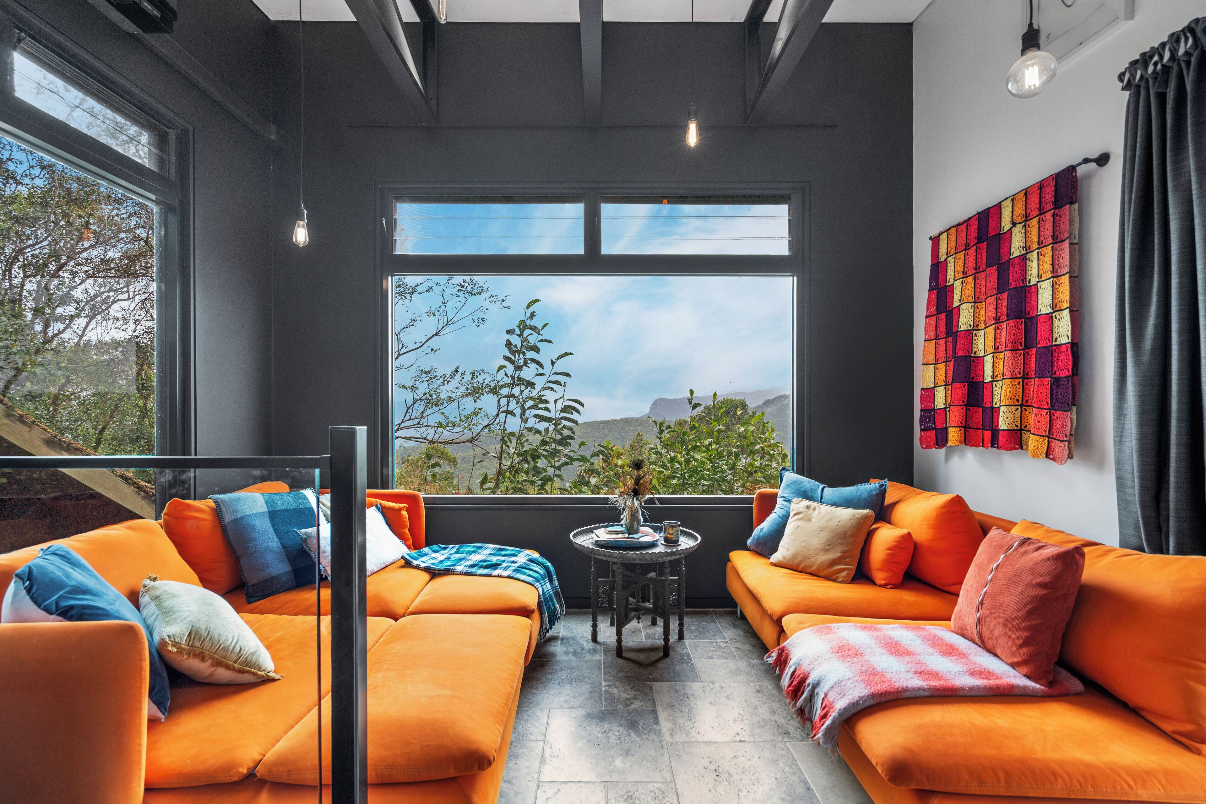 Smart-TV, Kamin, Bücher