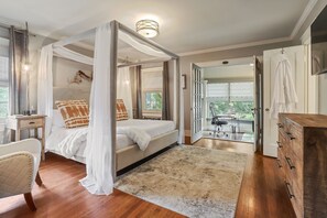 3 bedrooms, desk, iron/ironing board, travel cot