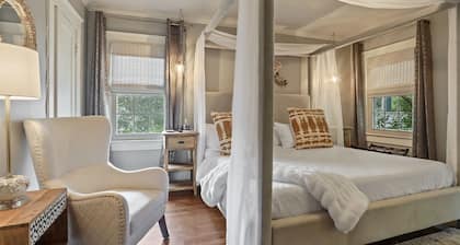 The Garden District Retreat - close to everything!