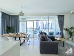 อพาร์ทเมนท์ (4 Bedrooms) | ห้องนั่งเล่น | ทีวีจอพลาสมา 1 ซม. พร้อมช่องดาวเทียม, ทีวี