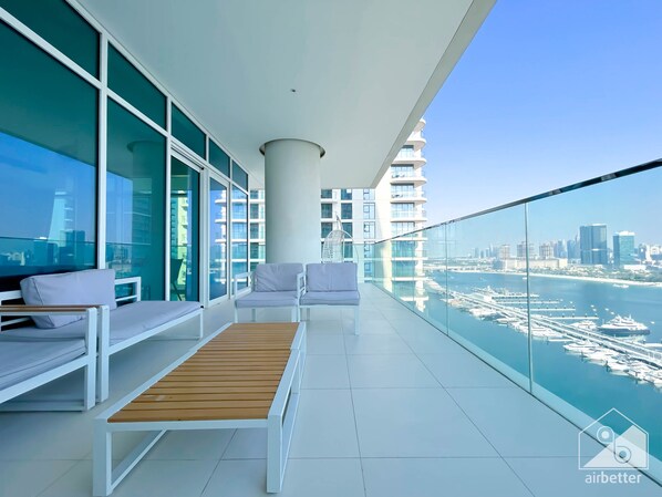 อพาร์ทเมนท์ (4 Bedrooms) | ระเบียง