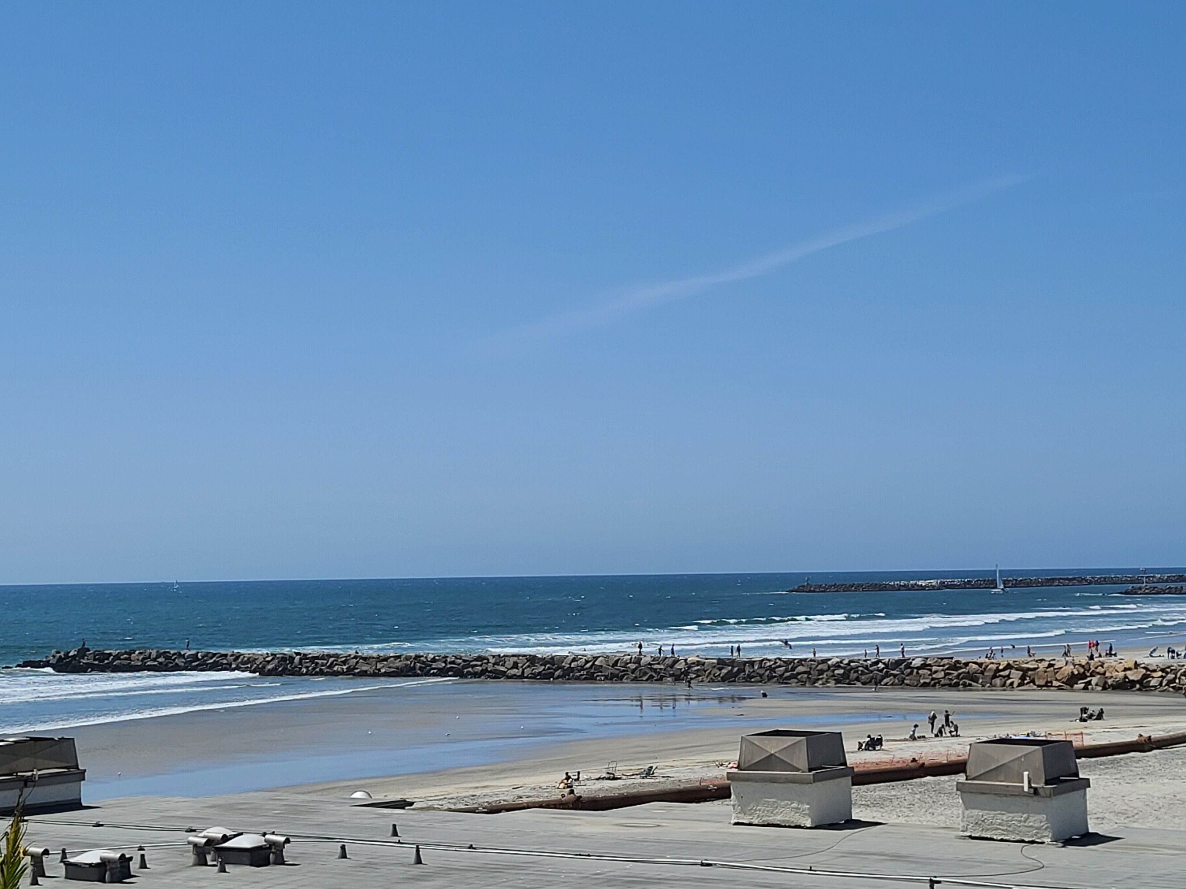 Beautiful ocean and harbor views - steps to sand
