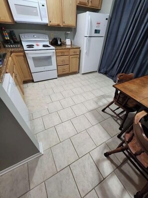 Fridge, microwave, oven, stovetop - Flat on Westwood (Bloomington)
