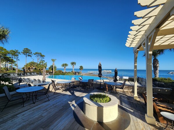 Outdoor dining - NEW BEACHFRONT-2 masters-hot tub-game room-gated Ovation w/Amenities, dogs OK! (Port St. Joe)
