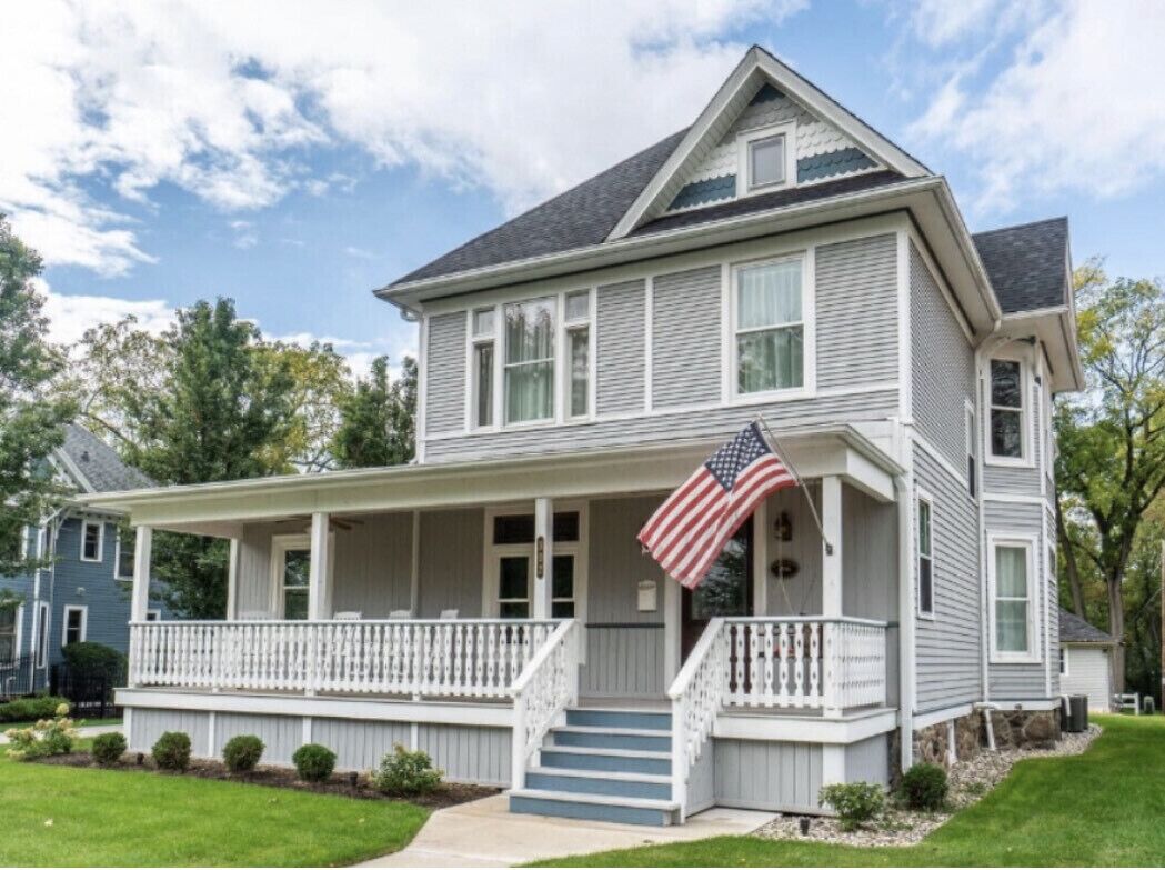 Historic Retreat - steps from the Lake and Downtown