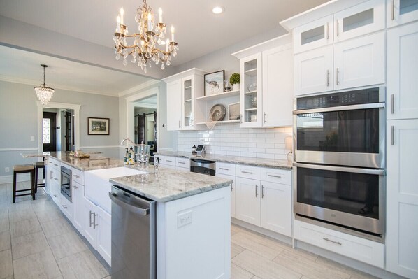 Microondas, lavavajillas, cafetera y tetera y utensilios de cocina 