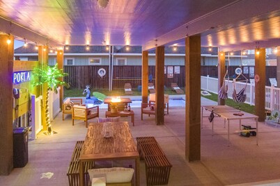 Blue Lagoon: NEW Luxury 4BR! Private POOL + FirePit & OutdoorTV. Close to beach!