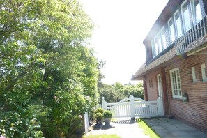 Unclassified image, 2 of 26, button