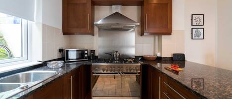 Frigorífico, microondas, horno y lavavajillas