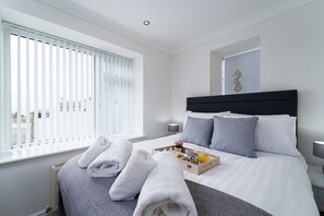 2 bedrooms, iron/ironing board, WiFi, bed sheets - The Barn – Sleeps 4 – On-Site Parking – Partial Sea Views (St Ives)