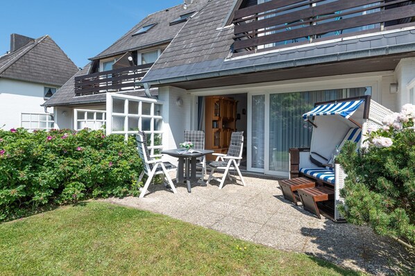 Outdoor dining - C-haus Cordula, App. 36 - Strandnahe 3-zimmer Ferienwohnung mit ca. 65 m² Wohnfläche, für bis zu 4 (Wenningstedt-Braderup (Sylt))
