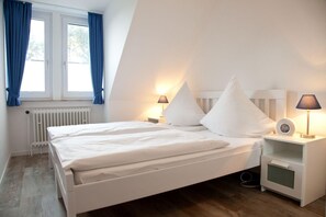 3 bedrooms, in-room safe, desk, WiFi