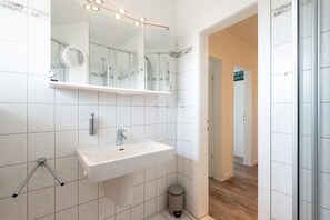 Shower, hair dryer - LH Bremer Strasse, Hausteil 3 - Schönes Ferienhausteil Unter Reet mit ca. 90 m² und 4 Zimmern, für (Wenningstedt-Braderup (Sylt))