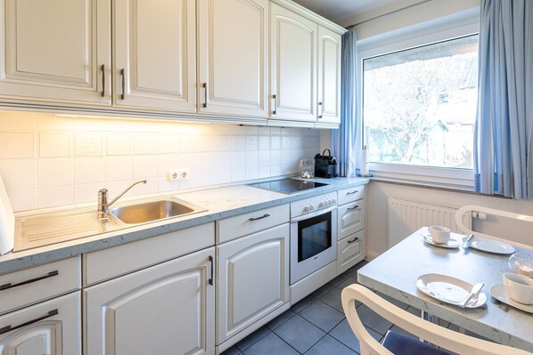 Kühlschrank, Ofen, Herdplatte, Geschirrspüler