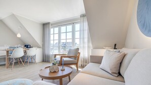 Een modern loft appartement met een eethoek, een bank en uitzicht op de stad.