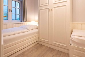 2 bedrooms, iron/ironing board, WiFi