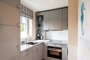 Fridge, oven, stovetop, dishwasher - Summerwave - Bright 3-room vacation home with approx. 78 m² living space, for up to 3 people. (Sylt)