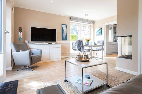 TV, DVD player - Summerwave - Bright 3-room vacation home with approx. 78 m² living space, for up to 3 people. (Sylt)