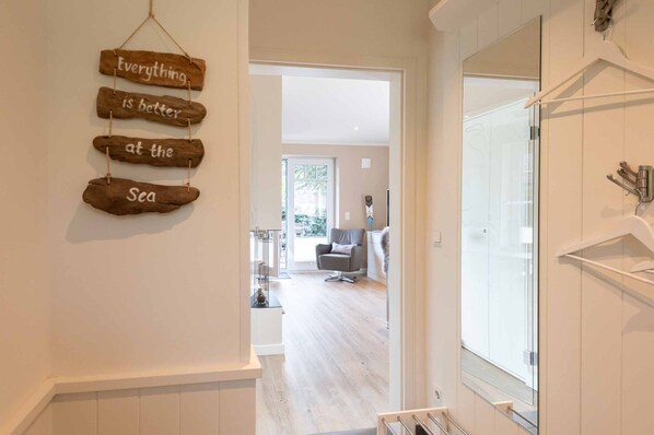 Interior - Summerwave - Bright 3-room vacation home with approx. 78 m² living space, for up to 3 people. (Sylt)