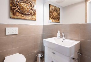 Shower, hair dryer, towels - Beach Lounge - Modern 3-room vacation apartment with approx. 68 m² living space, for up to (Sylt)