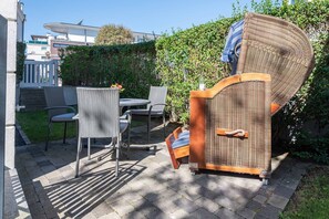 Outdoor dining - Beach Lounge - Modern 3-room vacation apartment with approx. 68 m² living space, for up to (Sylt)