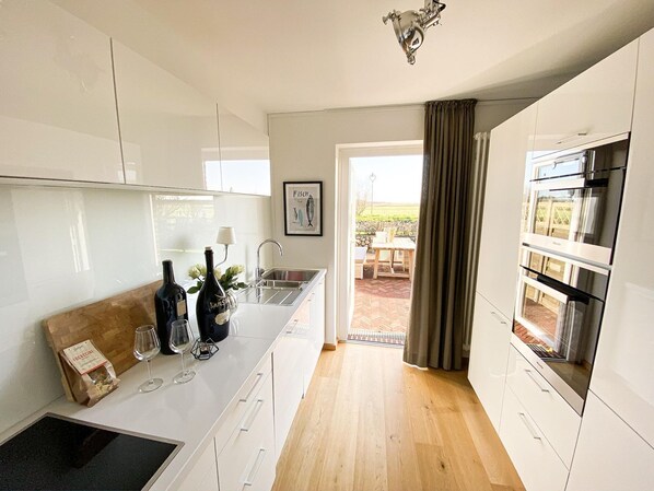 Kylskåp, mikrovågsugn, ugn och spishäll