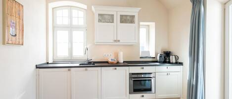 Køleskab, mikrobølgeovn, ovn, kogeplade