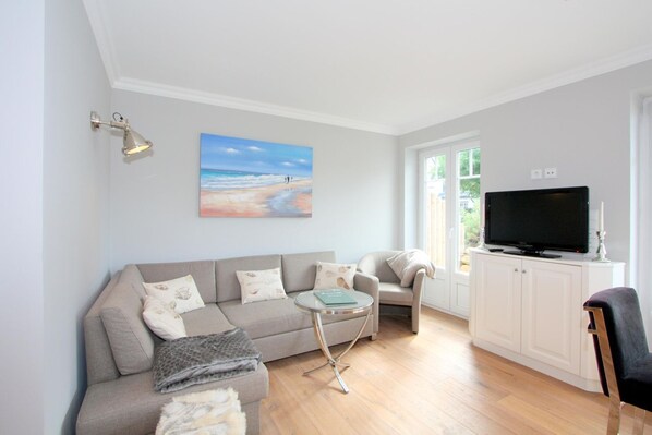 TV, stereo - Düne 20 - Beautiful vacation apartment with approx. 66 m² for up to 4 persons, in popular (Sylt)