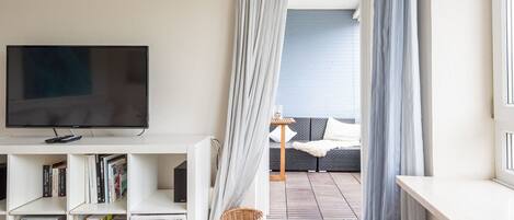 Een televisie, een dvd-speler en een stereo