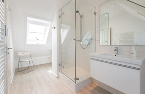 Dusche, Haartrockner, Handtücher